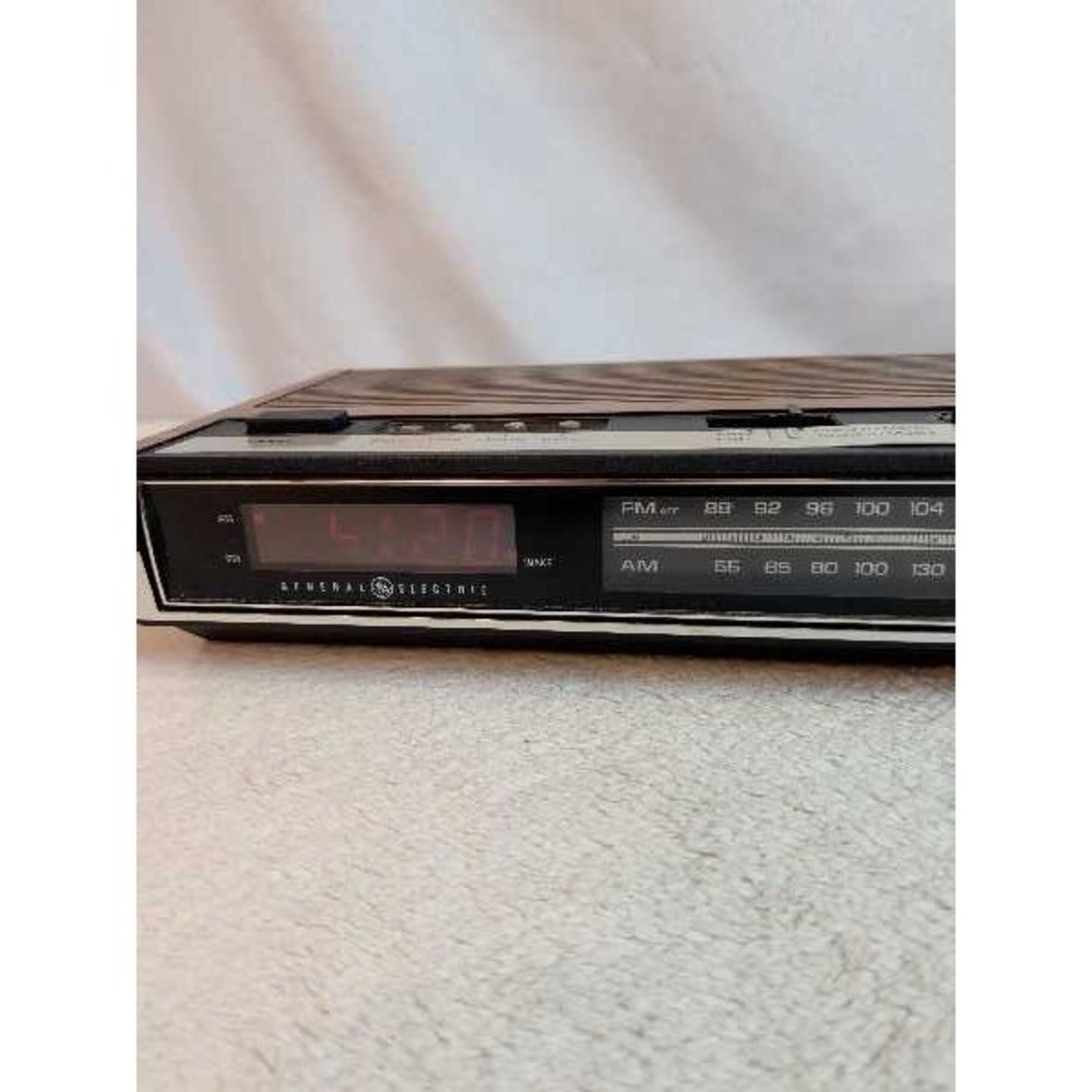 General Electric 7-4303 Wood Grain Digital AM FM Alarm Clock Radio 74303‎